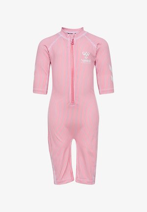 Gestreepte roze rash guard met korte mouwen, rits aan de voorkant en kinbescherming. Voorzien van een wit logo en strepen in lichtere en donkere tinten.