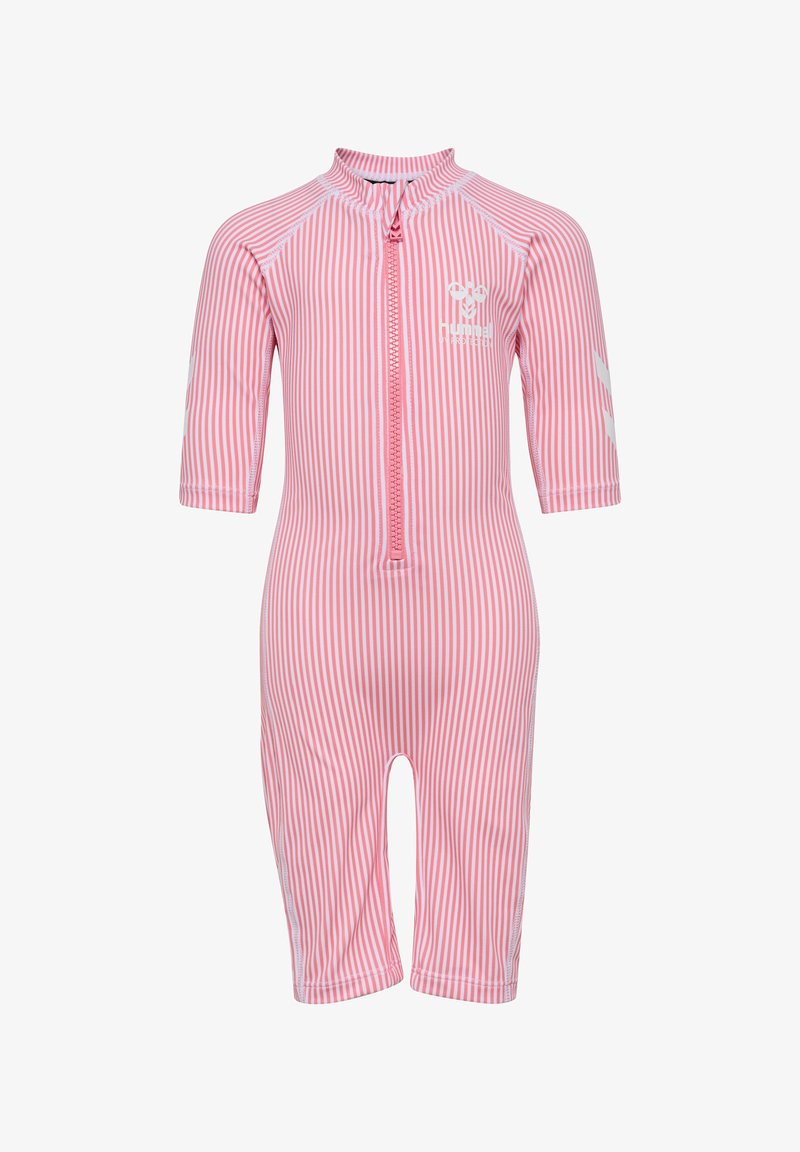 Stribet lyserød rashguard med korte ærmer, lynlås foran og hagebeskytter. Har hvidt logo og striber i lysere og mørkere nuancer.