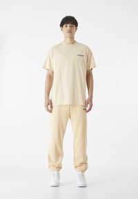 9N1M SENSE ESSENTIAL  - Jogginghose - vanille