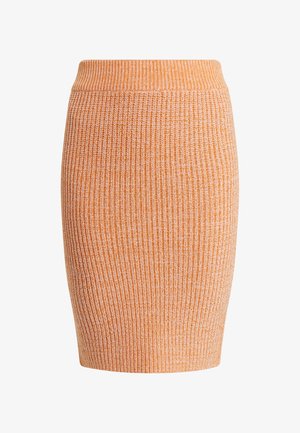 Pénzelszőtt ceruzaszoknya puha narancssárga színben, függőleges bordázott textúrával és testhezálló fazonnal. Rugalmas derékpánt a kényelemért és rugalmasságért.