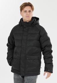 Veste rembourrée noire avec capuche, dotée d'une fermeture éclair et d'une fermeture pression, de deux poches avant et de détails de logo sur la poitrine et la manche.