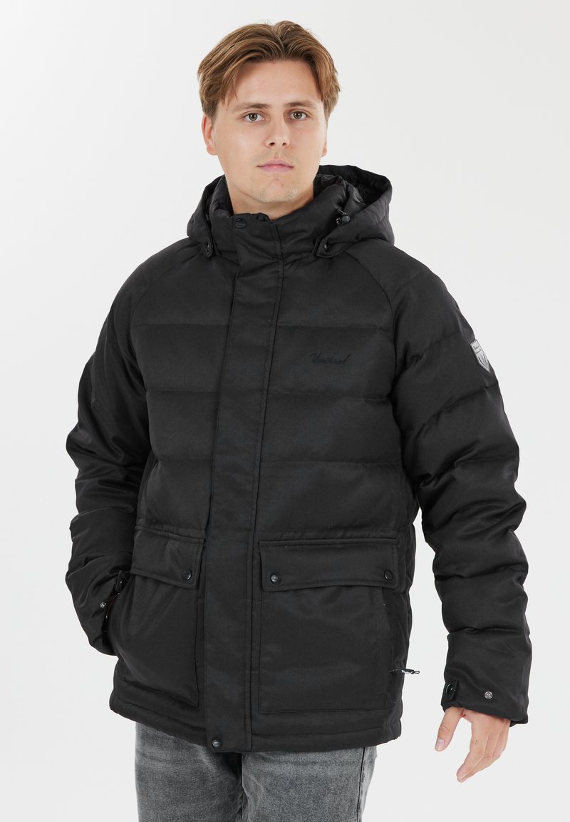 Veste rembourrée noire avec capuche, dotée d'une fermeture éclair et d'une fermeture pression, de deux poches avant et de détails de logo sur la poitrine et la manche.