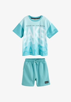 Hellblaues Kurzarmhemd mit dem Text „Baker by Ted Baker“ über verblassten großen Buchstaben, kombiniert mit passenden Shorts mit Kordelzug.