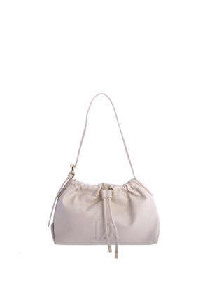 Bolso de mano de cuero suave color crema con correa de hombro ajustable y cierre con cordón, grabado con un logo sutil en la parte delantera.