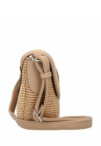 Sac rond avec une texture en paille tissée et des accents en cuir synthétique beige. Doté d'une longue bandoulière et de détails en métal argenté.