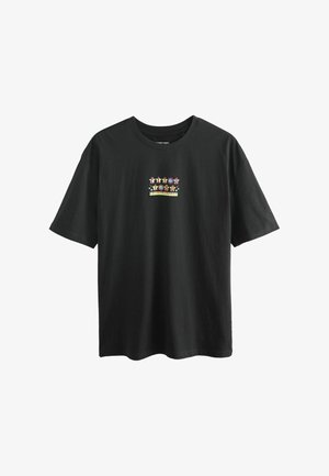 Must 黑色 puuvillane t-särk lühikeste varrukatega ja ümar kaelus. Esiküljel on värvikas graafika trükk, millel on tekst ja abstraktsed kujundid.