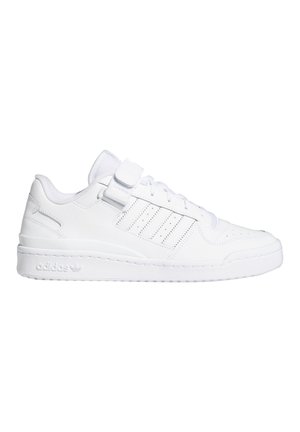Witte low-top Adidas sneaker met geperforeerde strepen, veters aan de voorkant en een enkele klittenbandsluiting boven de veters, zijaanzicht.