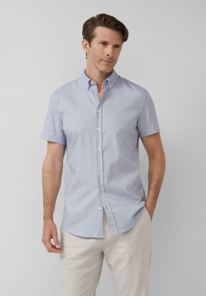 Chemise à manches courtes à boutons en motif à carreaux bleu clair, fabriquée en tissu tissé avec une texture douce et un col classique.