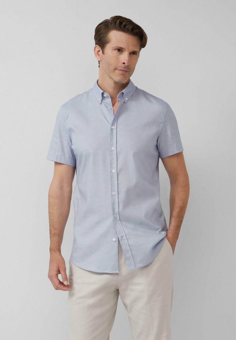 Korte mouw button-up overhemd in een lichtblauw geruit patroon, gemaakt van geweven stof met een zachte textuur en klassieke kraag.