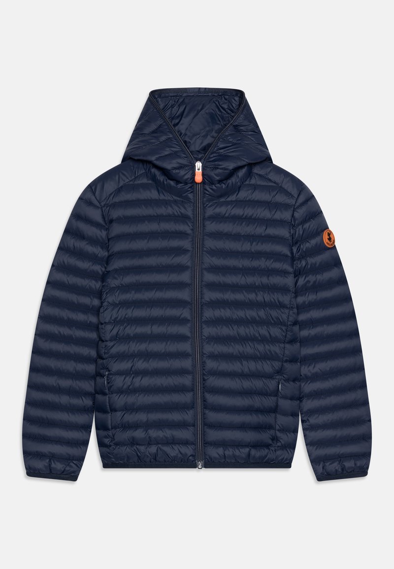 Marineblauer Puffer-Jacke mit Kapuze, leicht gewattekter Konstruktion, Reißverschluss und einem orangefarbenen Akzent am Reißverschluss sowie am Logo auf dem Ärmel.