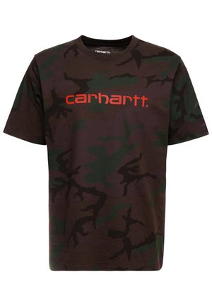 T-shirt à manches courtes camouflage vert foncé et marron avec le logo "carhartt" en rouge centré sur la poitrine.