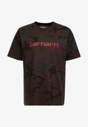 Donkergroene en bruine camouflage T-shirt met korte mouwen en rood "carhartt" logo tekst gecentreerd op de borst.