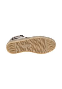 Bruine schoen met een gestructureerde rubberen zool. Bevat een glad bovenmateriaal en een klein ritsdetail. De zool heeft horizontale en verticale groeven.