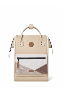 Beige Rucksack aus synthetischem Material mit strukturierter Form. Verfügt über eine Fronttasche mit schwarzem Reißverschluss und weißen sowie braunen geometrischen Akzenten.