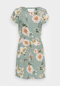 Robe florale en tissu vert, ornée de fleurs orange et blanches, à manches courtes, décolleté rond avec une ouverture en clé, et ceinture à la taille.