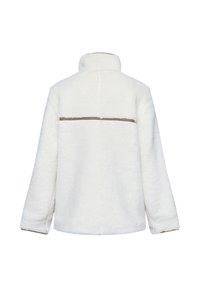 Vitt fleece-pull med hög krage, med ett brunt horisontellt rand tvärs över ryggen och plyschtextur. Avslappnad passform med långa ärmar.