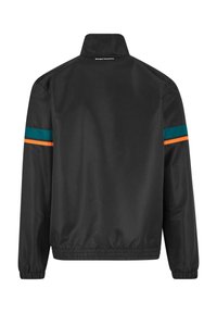 Chaqueta de nailon negra que presenta un cuello alzado, puños elásticos y rayas en contraste en teal y naranja en las mangas. Textura suave.