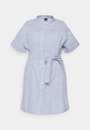 Robe chemise à manches courtes rayée verticalement bleu et blanc, avec fermeture boutonnée sur le devant, col mandarin et ceinture en tissu nouée à la taille.