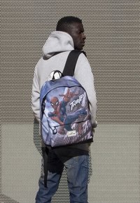 Karactermania SUPERHEROES MARVEL DC HIGH SCHOOL - Skolväska - rojo