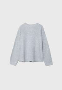 Pull en maille gris clair à manches longues, col rond et coupe décontractée, présenté de dos sur un fond uni.