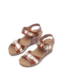 Bruine leren wedge sandalen met gouden accenten, verstelbare bandjes en een kurken zool. Open teen ontwerp met een textuur voetbed.