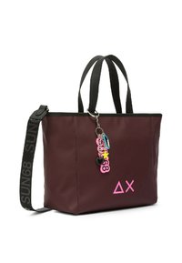 Borsa a spalla bordeaux con accenti neri, caratterizzata da un logo rosa e un charm con accessori colorati. Manici resistenti e tracolla regolabile.