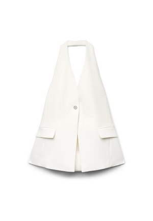 Blazer blanc sans manches avec un profond col en V, un bouton décoratif unique et deux poches avant à rabat, présenté sur fond blanc.