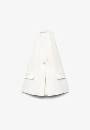 Blazer bianco senza maniche con scollo profondo a V, un bottone decorativo singolo e due tasche anteriori con patta, mostrato su uno sfondo bianco.