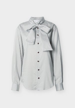 Koszula na długi rękaw z lekkiego materiału, z niebiesko-białymi pionowymi paskami, kołnierzykiem z kokardą oraz brązowymi guzikami.