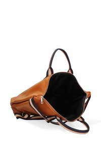 Zaino in pelle marrone con chiusura a zip, interno nero e manici a strisce a contrasto. Presenta una finitura texturizzata senza ulteriori decorazioni.