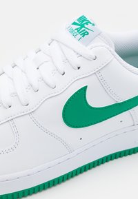 Nike Sportswear AIR FORCE 1 '07 - Matalavartiset tennarit - white/malachite