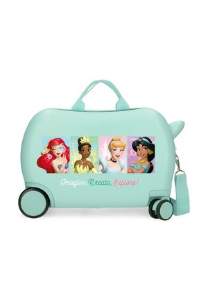 Maleta infantil rígida azul claro con ruedas, con imágenes de cuatro princesas de Disney y el texto "¡Imagina, Crea, Explora!" en el frente.