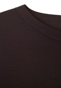 Dunkelbrauner gerippter Strickstoff mit rundem Halsausschnitt, der eine glatte Textur mit sichtbaren Nähdetails zeigt.