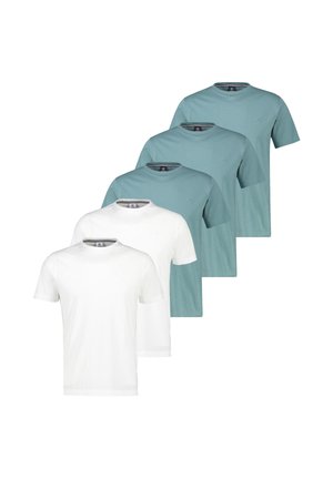 Fünf T-Shirts mit Rundhalsausschnitt in versetzter Anordnung, drei in hellem Türkis und zwei in Weiß, auf weißem Hintergrund präsentiert.