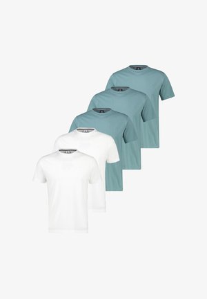 Fünf T-Shirts mit Rundhalsausschnitt in versetzter Anordnung, drei in hellem Türkis und zwei in Weiß, auf weißem Hintergrund präsentiert.