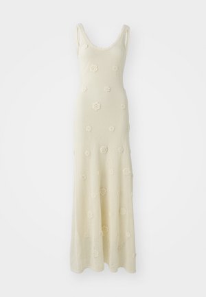 Strick-Maxikleid in Off-White mit Rundhalsausschnitt. Verfügt über gehäkelte Blumendetails und hat eine taillierte Form, die am Saum ausgestellt ist.