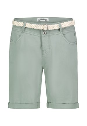 Hellgrüne Herren-Shorts mit aufgerollten Säumen, Vordertaschen, Gürtelschlaufen und einem geflochtenen offwhite Gürtel mit Metallschnalle.