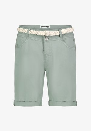 Hellgrüne Herren-Shorts mit aufgerollten Säumen, Vordertaschen, Gürtelschlaufen und einem geflochtenen offwhite Gürtel mit Metallschnalle.