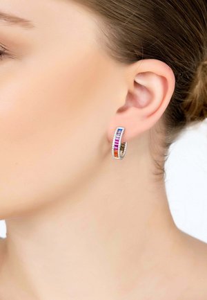 Orecchini a cerchio rettangolari con pietre colorate incastonate in rosa, viola e arancione, inserite in una struttura metallica tono argento.