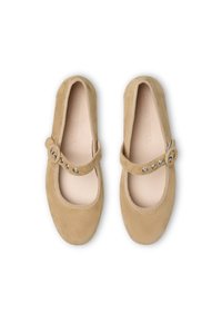 Beige semišové boty Mary Jane s kulatou špičkou, zakřiveným lemem a páskem se metalickými knoflíky. Hladká vnitřní podšívka.
