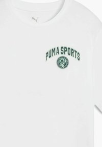 Hvid kortærmet t-shirt lavet af bomuld med et grønt PUMA SPORTS-logo i et buet design. Rund Halsudskæring med diskret branding ovenfor.