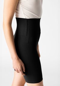 Shapewear nero a vita alta realizzato in tessuto elastico, con un design senza cuciture e una texture liscia per comfort e vestibilità.