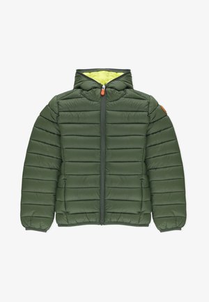 Grüne Steppjacke mit Kapuze, die über gesteppten Abschnitte, einen Frontreißverschluss und ein kontrastierendes gelbes Futter verfügt. Enthält einen kleinen orangefarbenen Akzent.