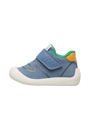 Scarpa da ginnastica in pelle scamosciata blu per bambini con suola bianca, rivestimento interno verde, linguetta gialla sul tallone e cinturino in velcro blu sulla parte superiore.