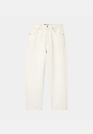 Jeans bianchi a gamba dritta con chiusura frontale a bottone e zip, cinque tasche e passanti per cintura, distesi su uno sfondo chiaro.