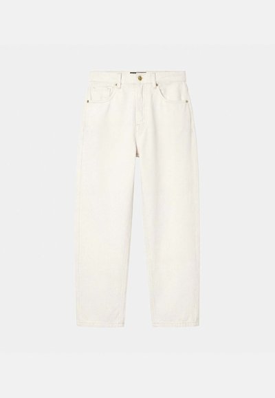 Jean blanc à jambes droites avec fermeture à boutons et zip à l'avant, cinq poches et passants pour ceinture, posé à plat sur un fond clair.