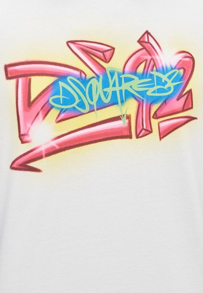 Γραφική εκτύπωση με έντονο ροζ και μπλε κείμενο σε λευκό φόντο, με γωνιώδη σχήματα και εφέ διαβάθμισης.