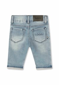 Shorts in denim azzurro chiaro con orli risvoltati, due tasche posteriori e logo "BOSS" impresso sulla vita e sulla tasca.