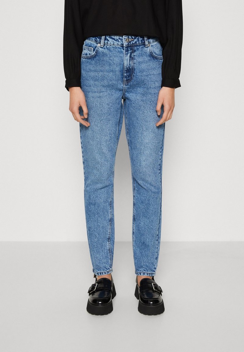 Ljusblå denimjeans med slim fit, med fem fickor och midjeband. Bärs med svarta plattform loafers.