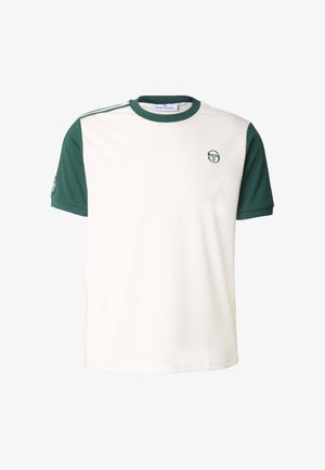 Biała koszulka z krótkim rękawem z zielonymi akcentami i okrągłym dekoltem. Na piersi znajduje się logo, a na ramionach kontrastowy pasek.